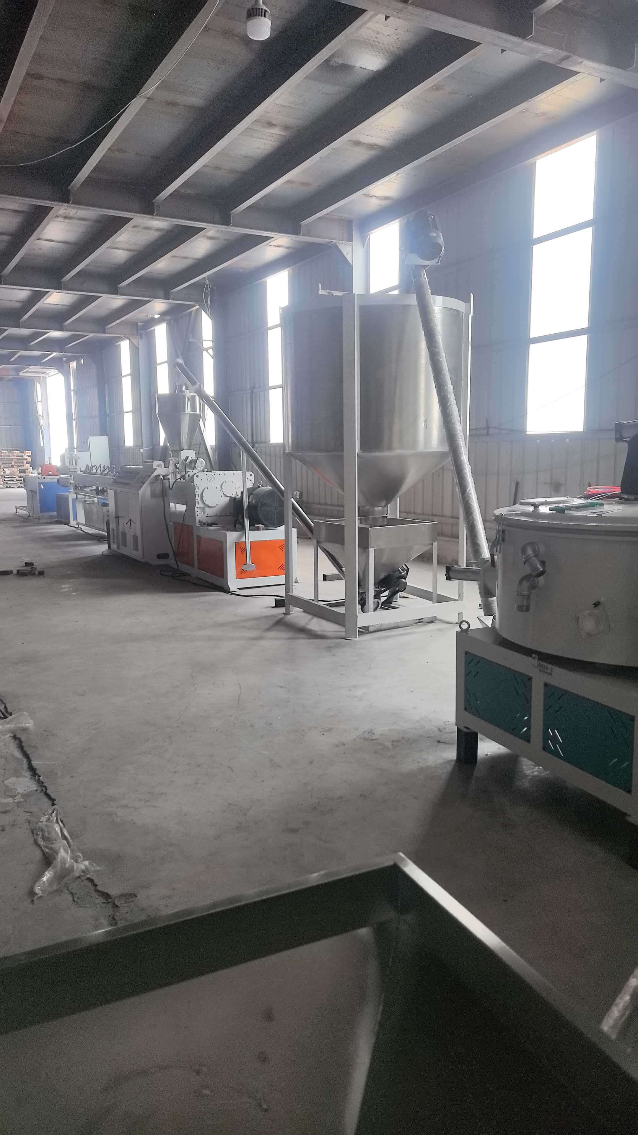 Nasz sprzęt do wytłaczania rur z rdzeniem PCV (średnica zewnętrzna 35/38 mm) został pomyślnie wprowadzony do produkcji i spotkał się z dużym uznaniem naszych klientów.
